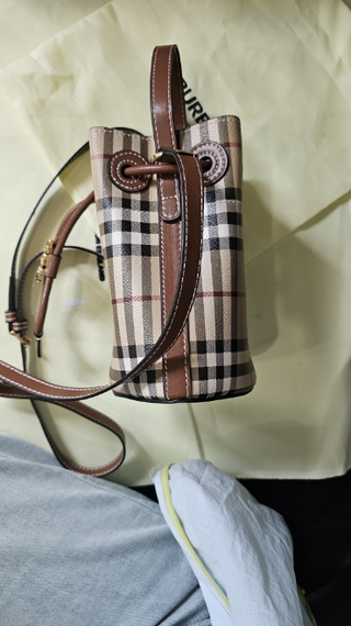 Bolso Burberry pequeño tipo bucket