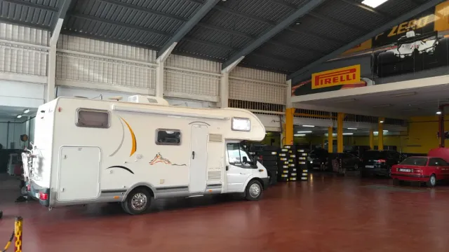 Autocaravana,  muy equipada, lista para vivir 