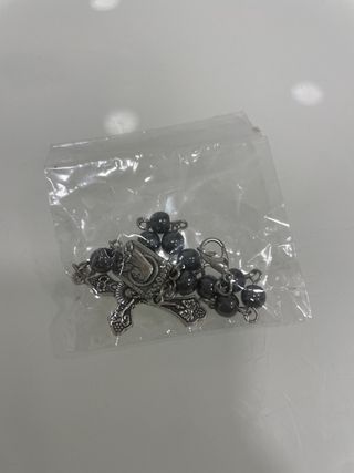 Rosario de cuentas negras y plata