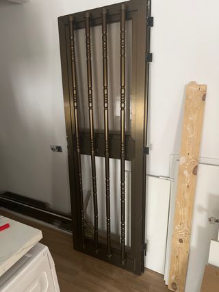 Puerta de aluminio con barrotes