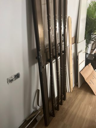 Puerta de aluminio con barrotes