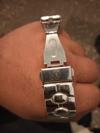 Reloj de pulsera plateado con esfera blanca