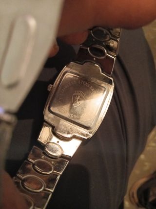 Reloj de pulsera plateado con esfera blanca
