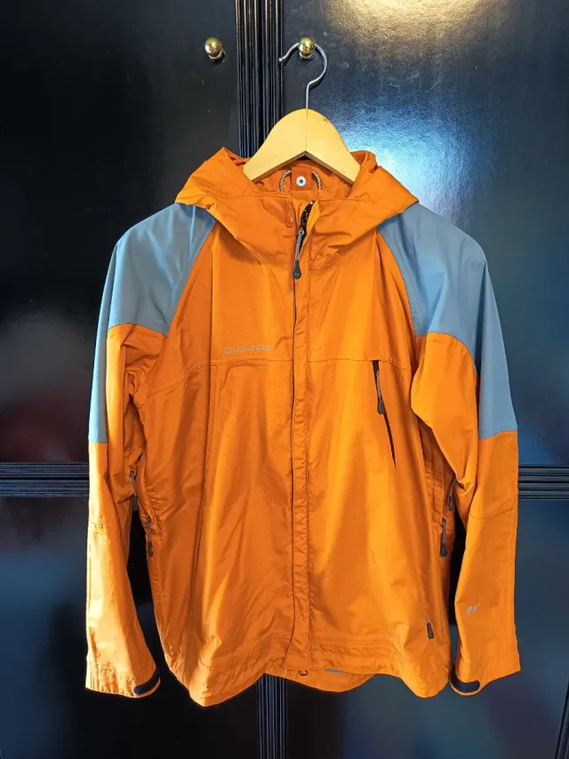 Chaqueta impermeable Quechua naranja y gris