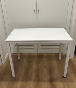 Mesa de despacho blanca moderna
