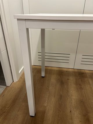 Mesa de despacho blanca moderna