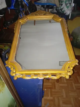 Espejo Dorado con Marco Tallado
