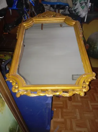 Espejo Dorado con Marco Tallado