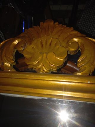 Espejo Dorado con Marco Tallado