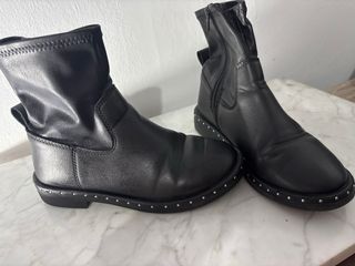Botas negras con tachuelas  talla 33
