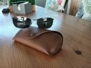 Gafas de sol Ray-Ban plateadas y marrones
