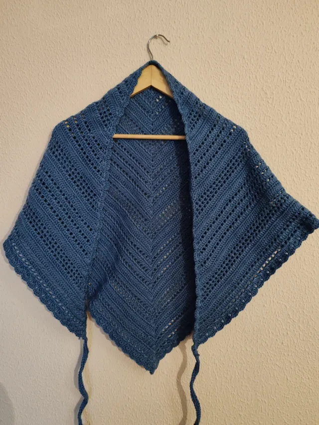 Chal a crochet azul ( lana) calentito.