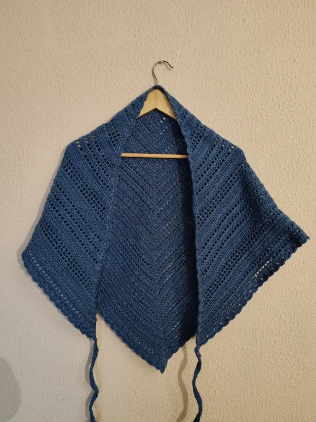 Chal a crochet azul ( lana) calentito.