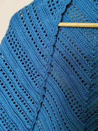 Chal a crochet azul ( lana de alpaca) es calentita