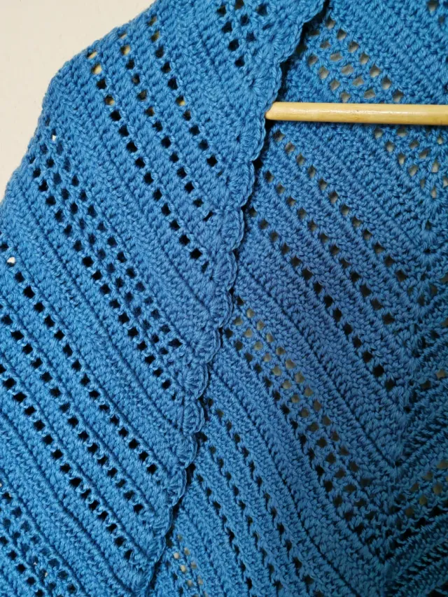 Chal a crochet azul ( lana) calentito.