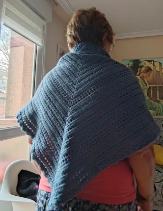 Chal a crochet azul ( lana de alpaca) es calentita
