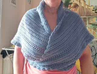 Chal a crochet azul ( lana de alpaca) es calentita