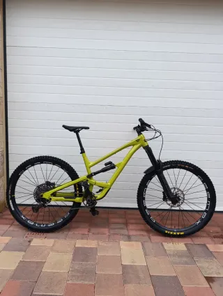 YT Capra  2024 
Algo negociable