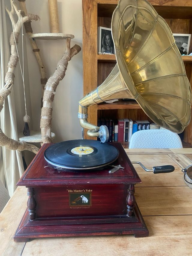 Gramola antigua His Master's Voice