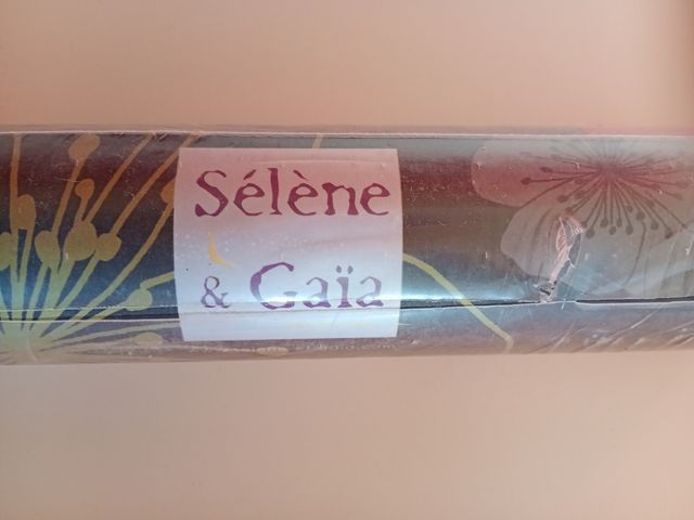 Rollo de papel pintado con diseño de rayas.