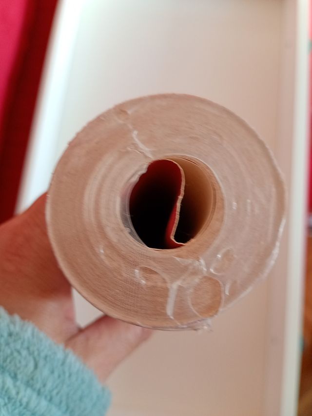 Rollo de papel pintado con diseño de rayas.