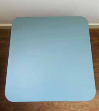 Mesa auxiliar con ruedas azul verdoso 