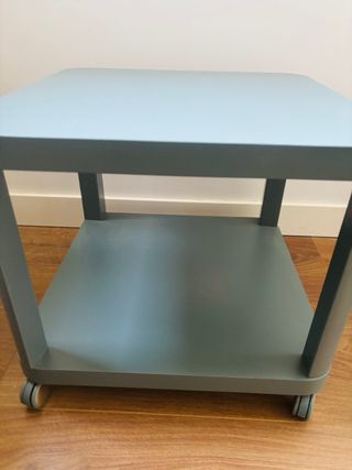 Mesa auxiliar con ruedas azul verdoso 