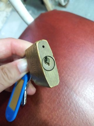 Candado dorado con llaves AMIG