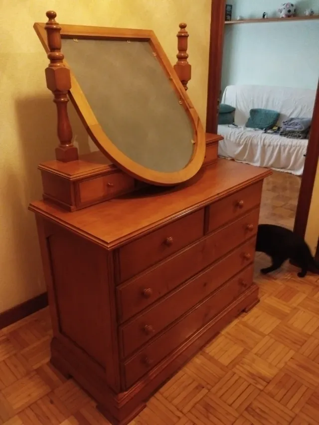 Mueble tocador de madera con espejo