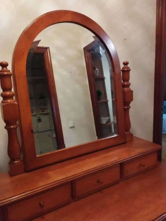 Mueble tocador de madera con espejo