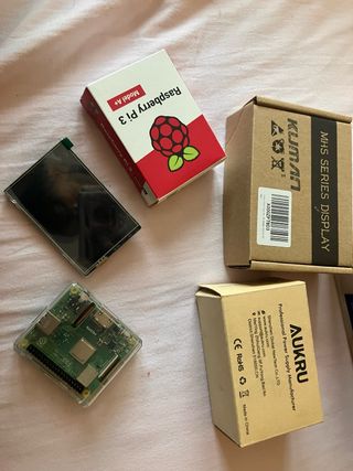 Raspberry Pi 3 A+ con pantalla LCD y fuente