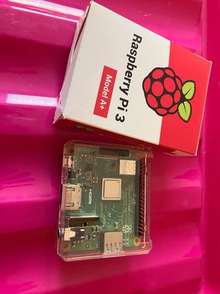 Raspberry Pi 3 A+ con pantalla LCD y fuente
