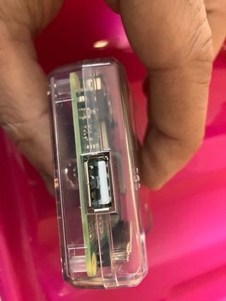 Raspberry Pi 3 A+ con pantalla LCD y fuente