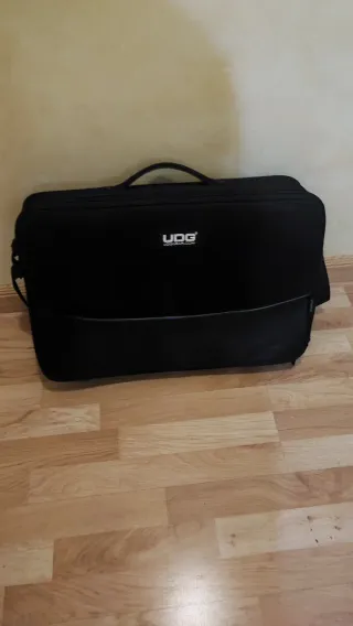 UDG Bolsa Maleta Controladora DJ Negra