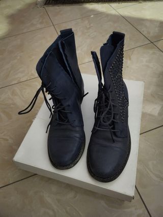 Stivaletti donna blu con borchie