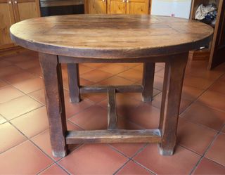 Mesa rústica de madera maciza redonda