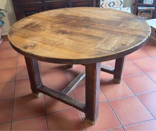 Mesa rústica de madera maciza redonda