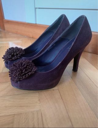 Zapatos de tacón morados con pompón