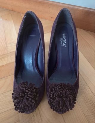 Zapatos de tacón morados con pompón
