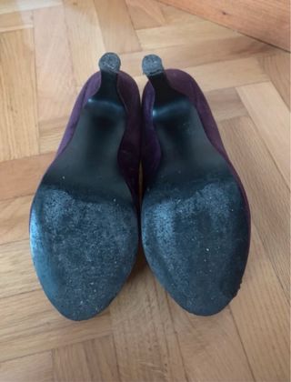 Zapatos de tacón morados con pompón