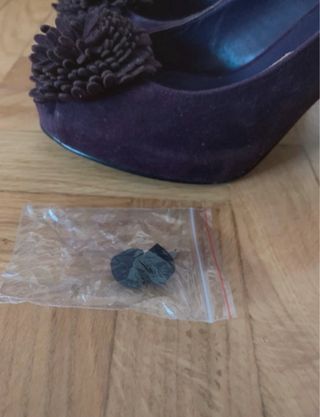 Zapatos de tacón morados con pompón