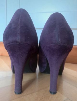 Zapatos de tacón morados con pompón