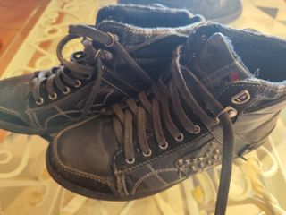 Zapatos negros de caña alta con cordones