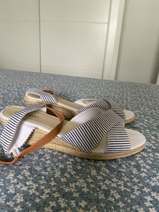 Sandalias cuña esparto rayas talla 42. 