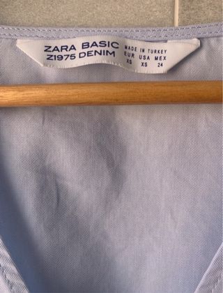 Blusa Zara cruzada volantes azul