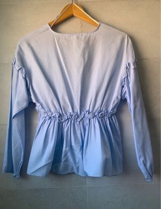 Blusa Zara cruzada volantes azul