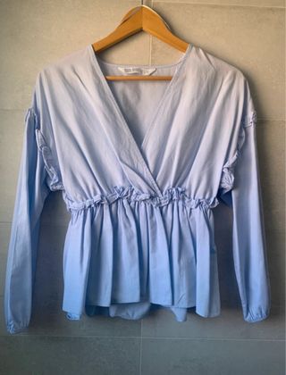 Blusa Zara cruzada volantes azul