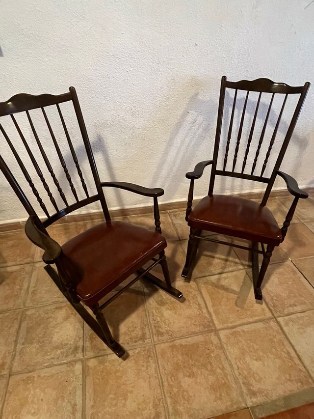 Mecedora antigua de madera y cuero