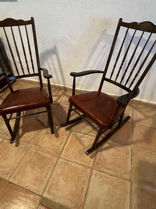 mecedoras antiguas de madera y cuero