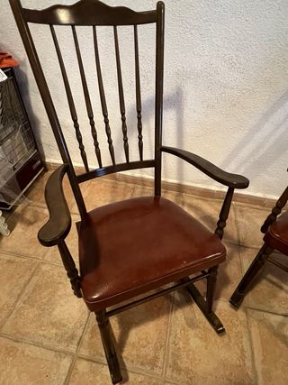mecedoras antiguas de madera y cuero